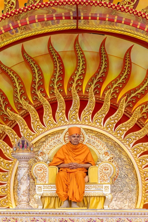 Swamishri listens to Aksharvatsal Swami