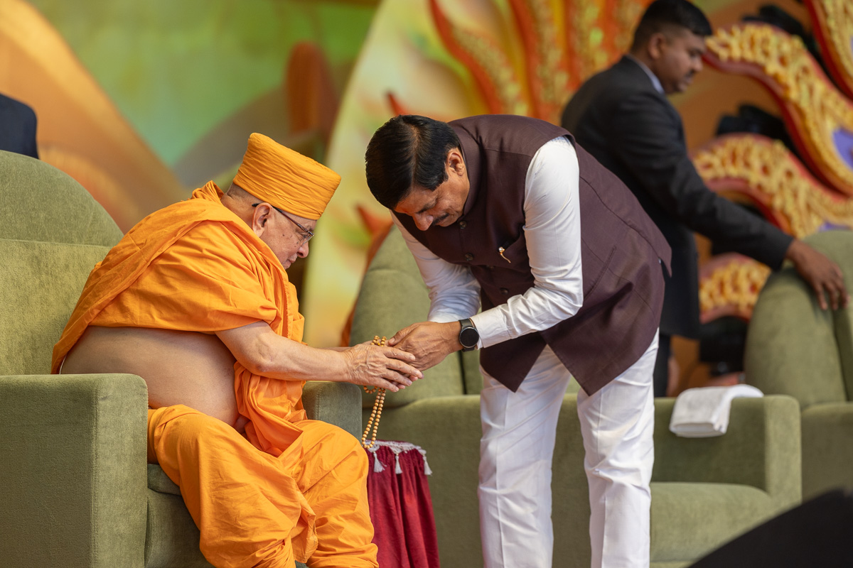 Pujya Ishwarcharan Swami welcomes Shri Mohan Yadav, Hon. Chief Minister of Madhya Pradesh