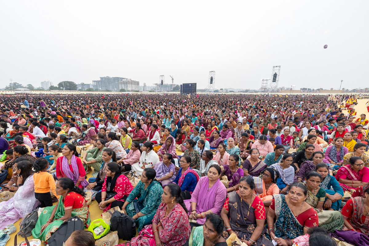 Devotees during the assembly