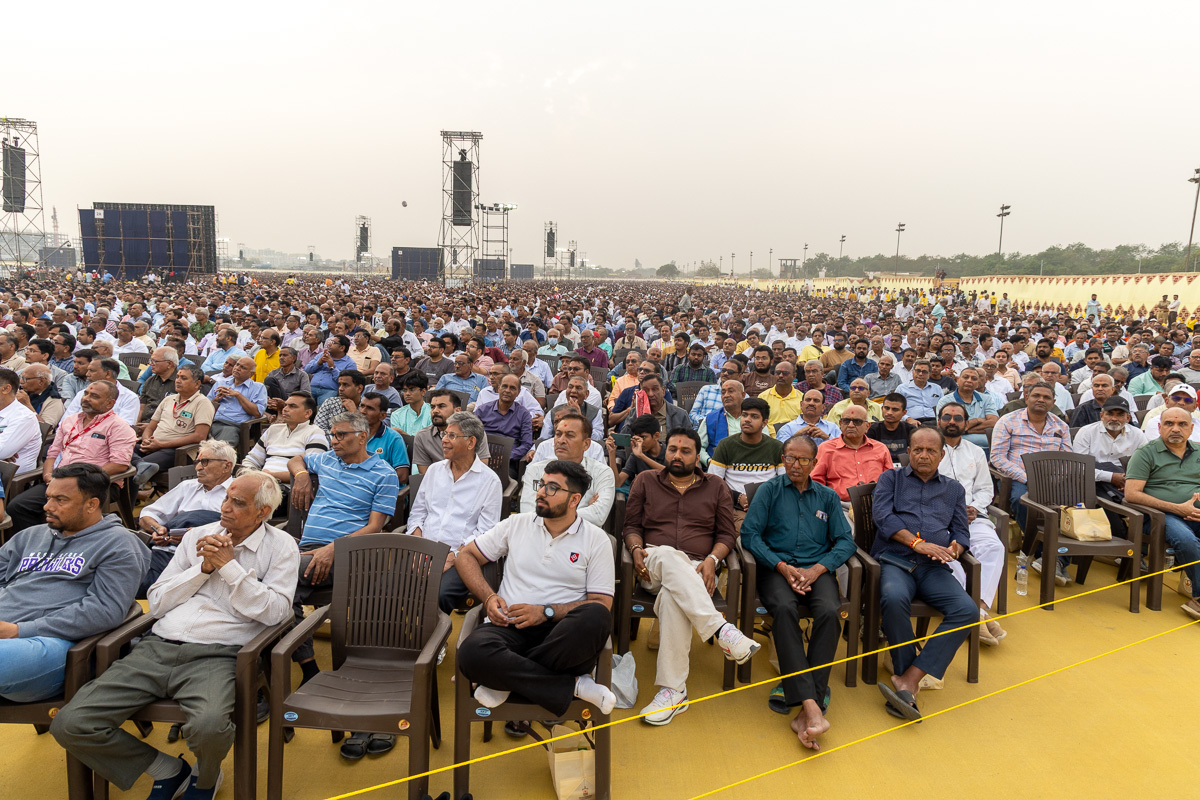 Devotees during the assembly
