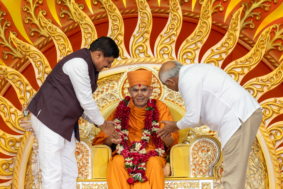 Shri Bhupendrabhai Patel and Shri Mohan Yadav honor Swamishri with garlands