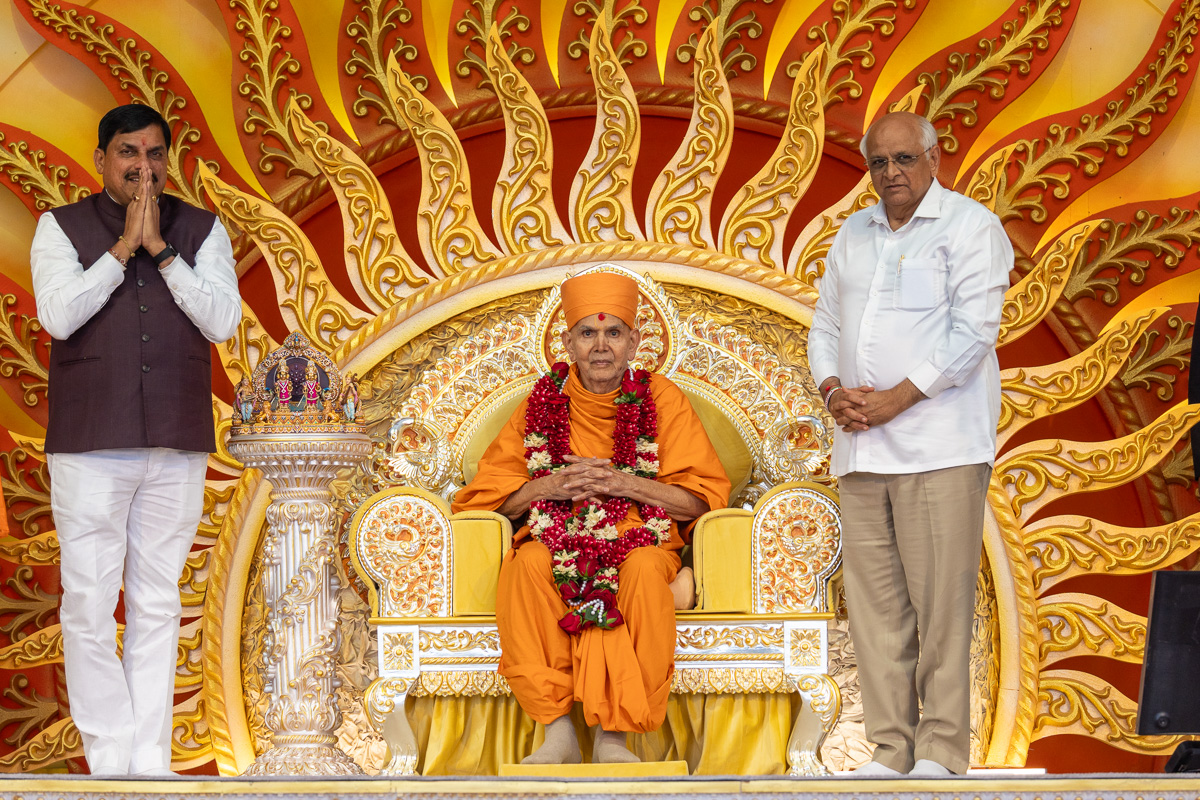 Shri Bhupendrabhai Patel and Shri Mohan Yadav with Swamishri