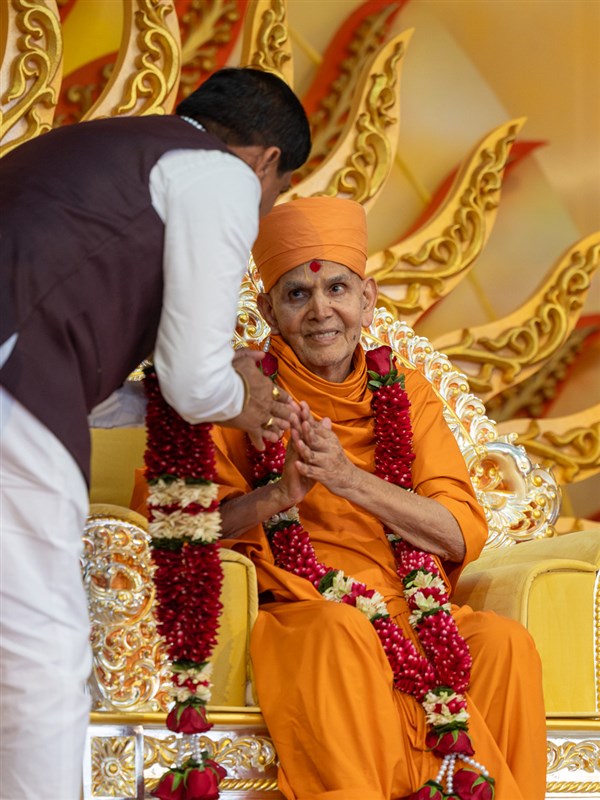 Swamishri honors Shri Mohan Yadav with a garland