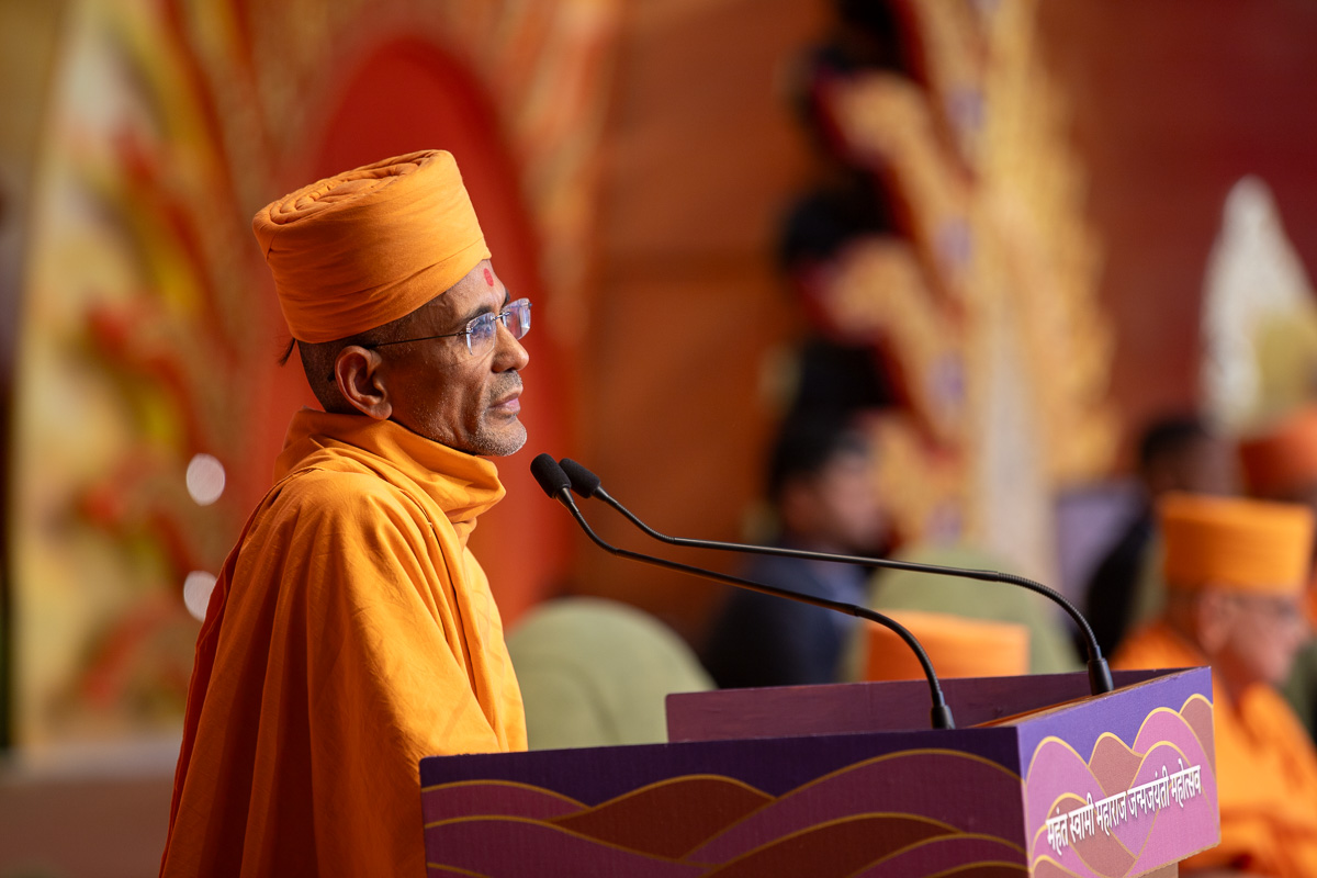 Atmatrupt Swami addresses the assembly
