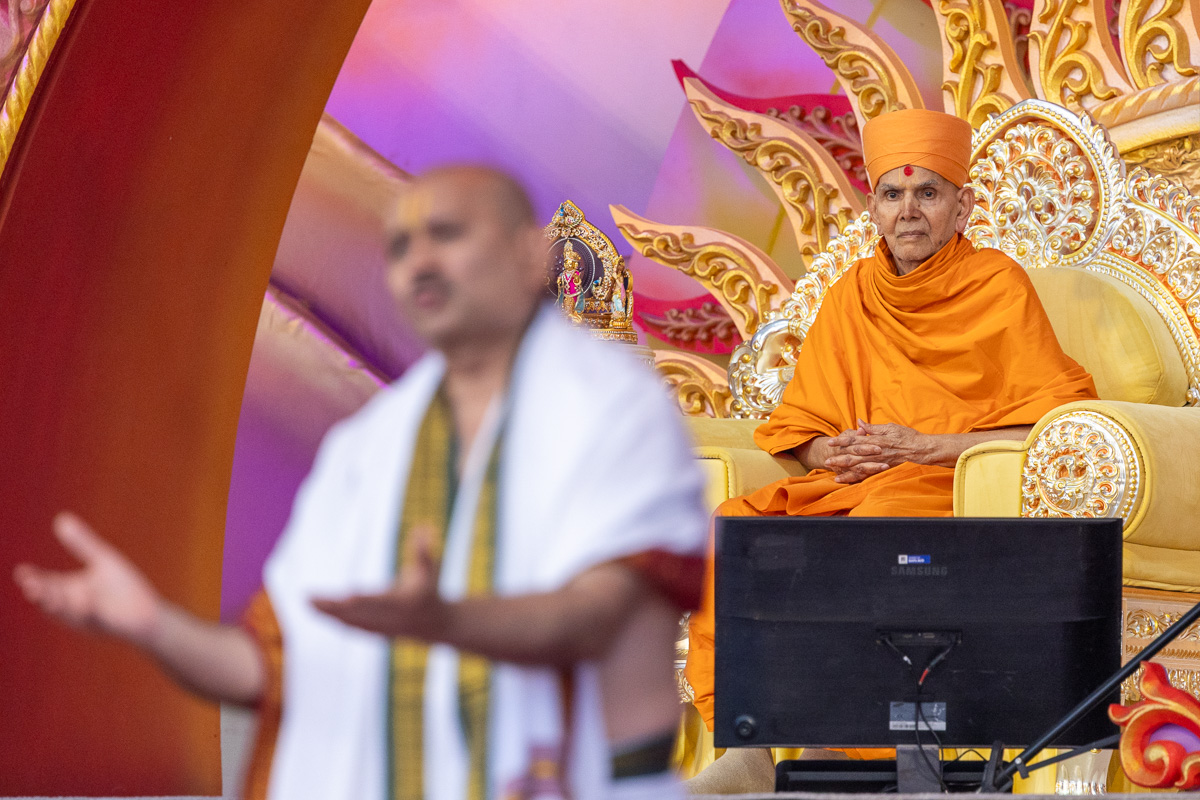 Swamishri watches the performance