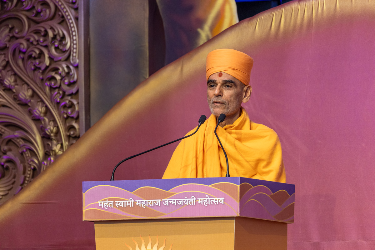 Anandswarup Swami addresses the assembly