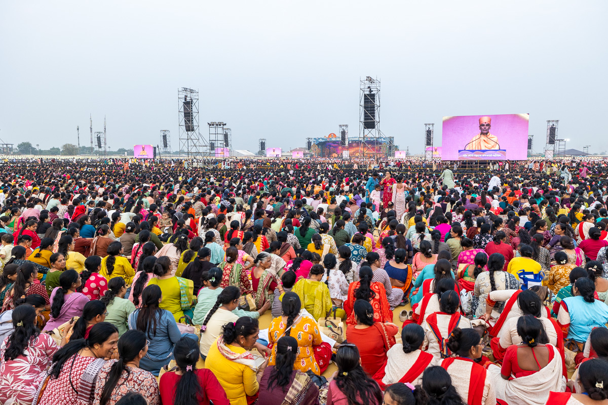 Devotees during the assembly
