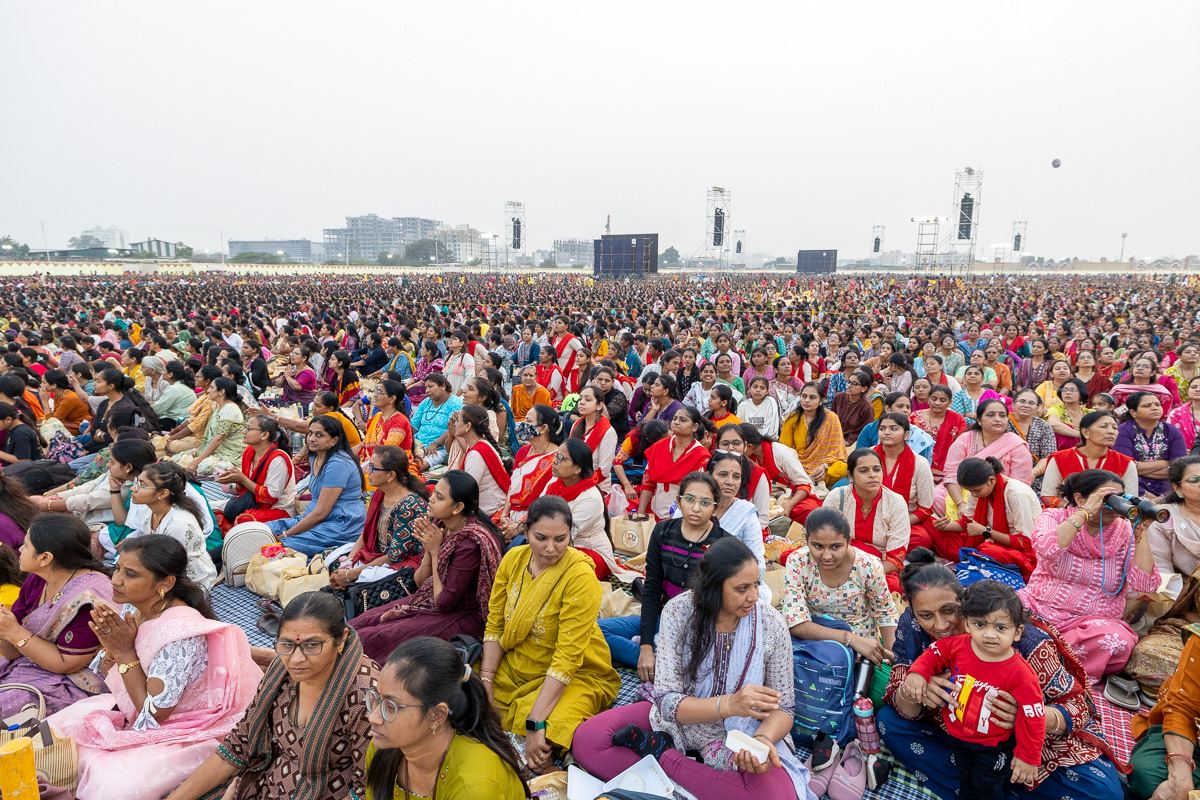 Devotees during the assembly