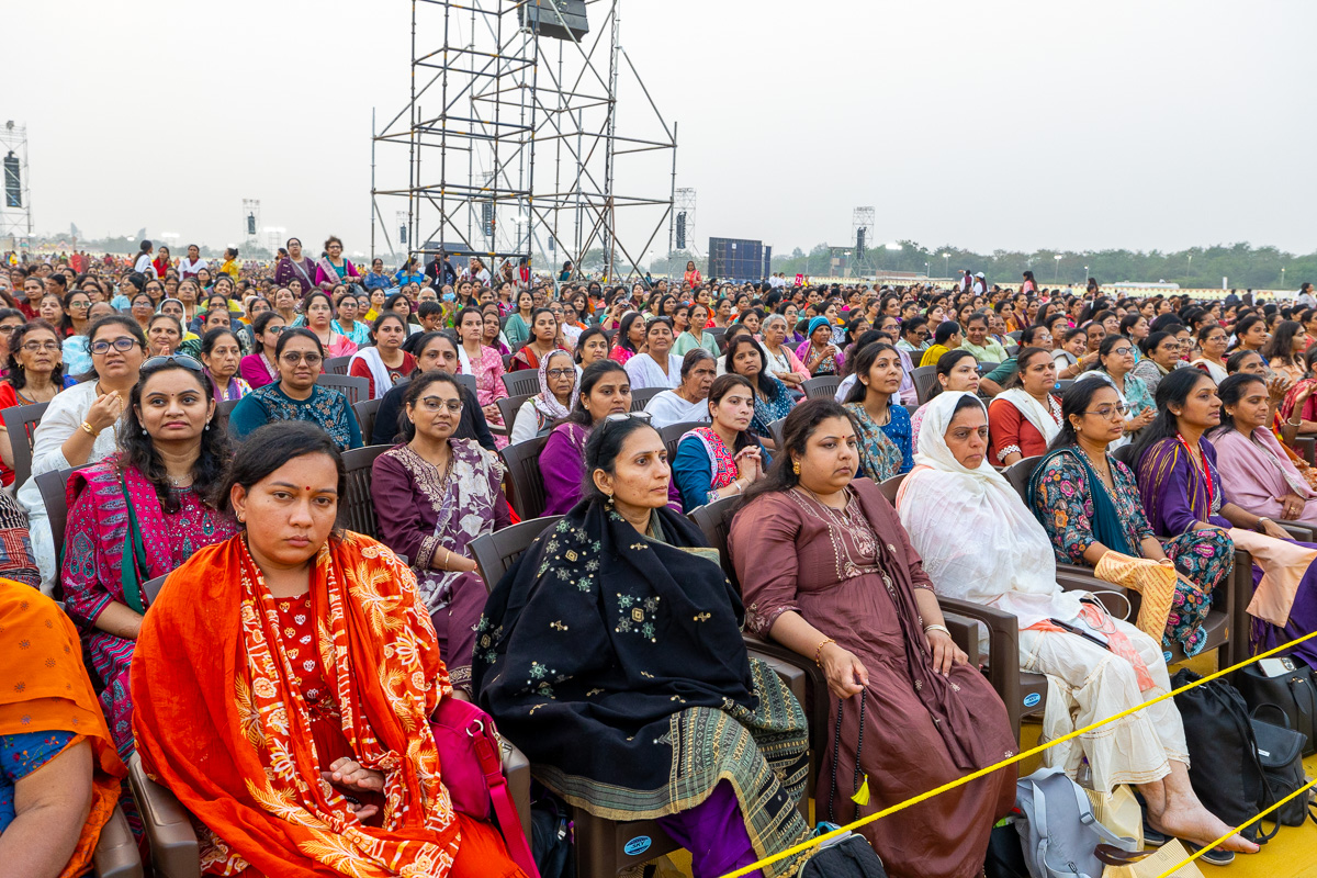 Devotees during the assembly