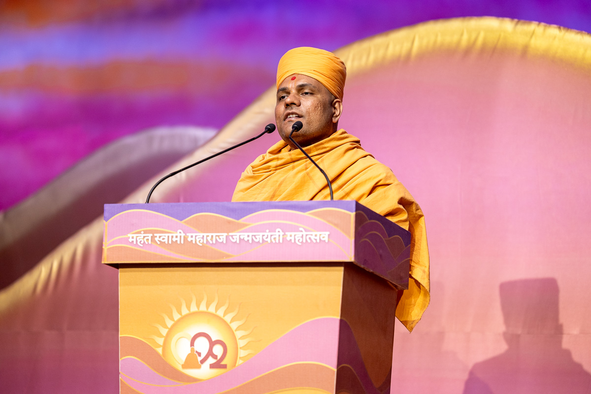 Bhagvatsetu Swami addresses the assembly
