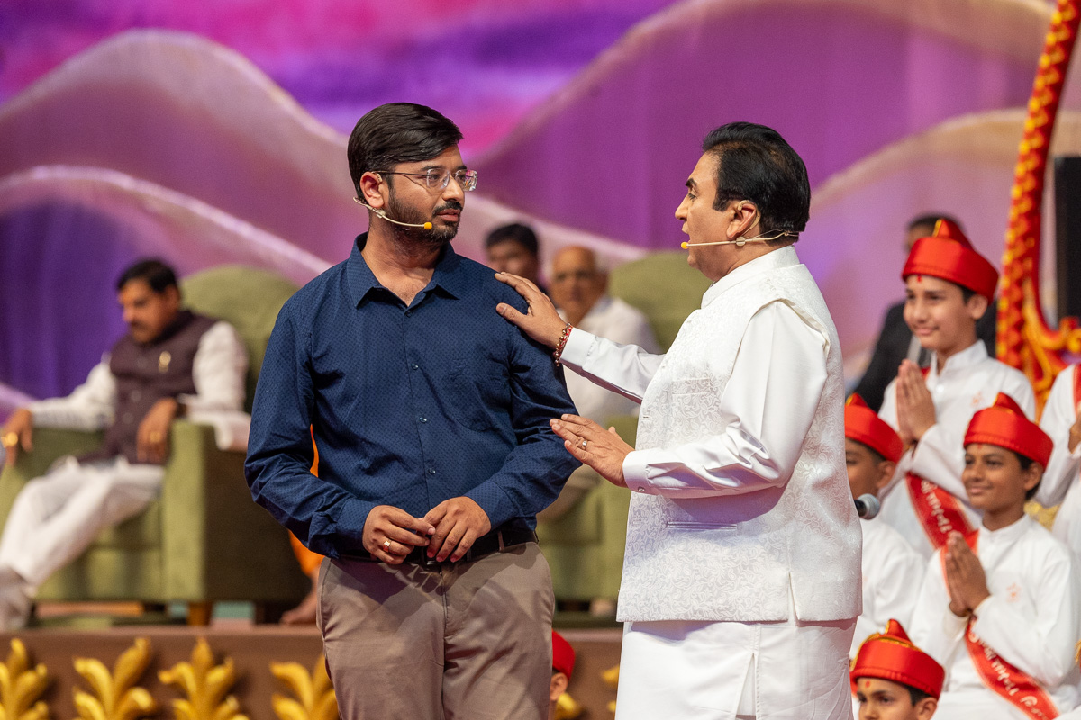 Shri Dilip Joshi and a yuvak present in the assembly