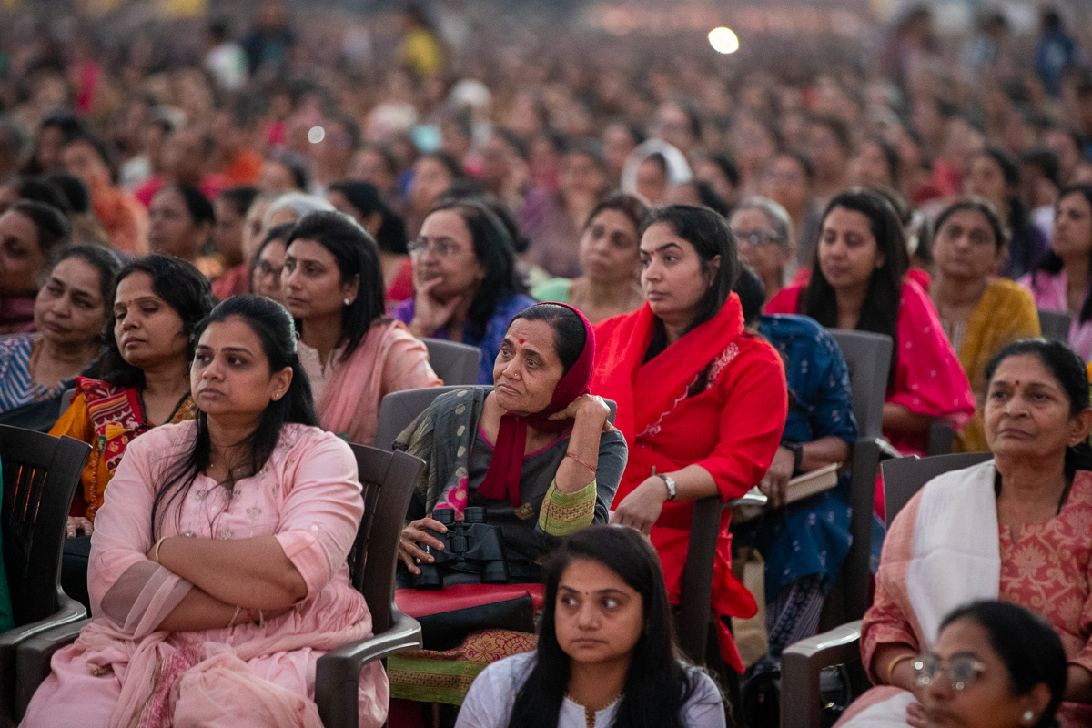 Devotees during the assembly