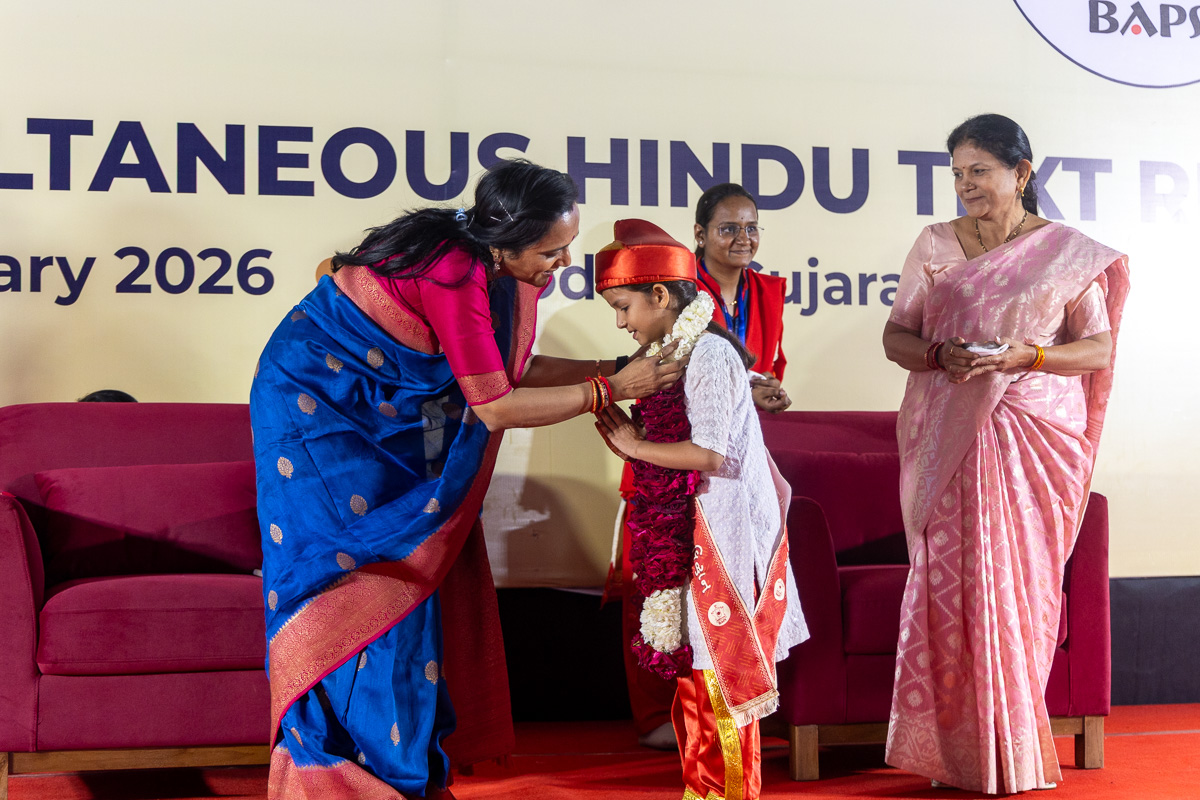 Smt. Pinkyben Soni, Mayor of Vadodara, honors a balika vidushi with a garland