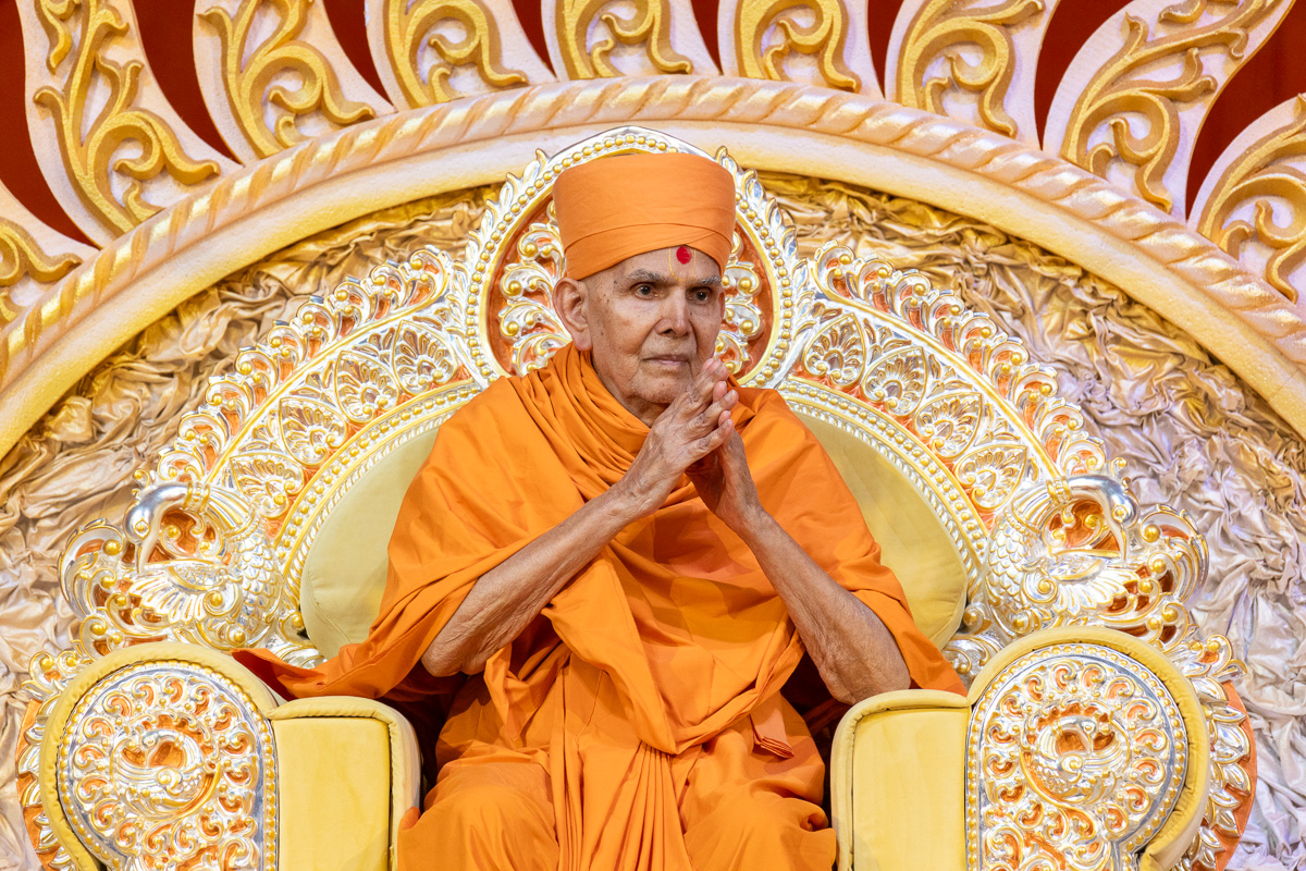 Swamishri greets all with folded hands