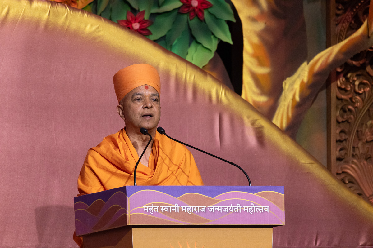 Brahmavihari Swami addresses the assembly