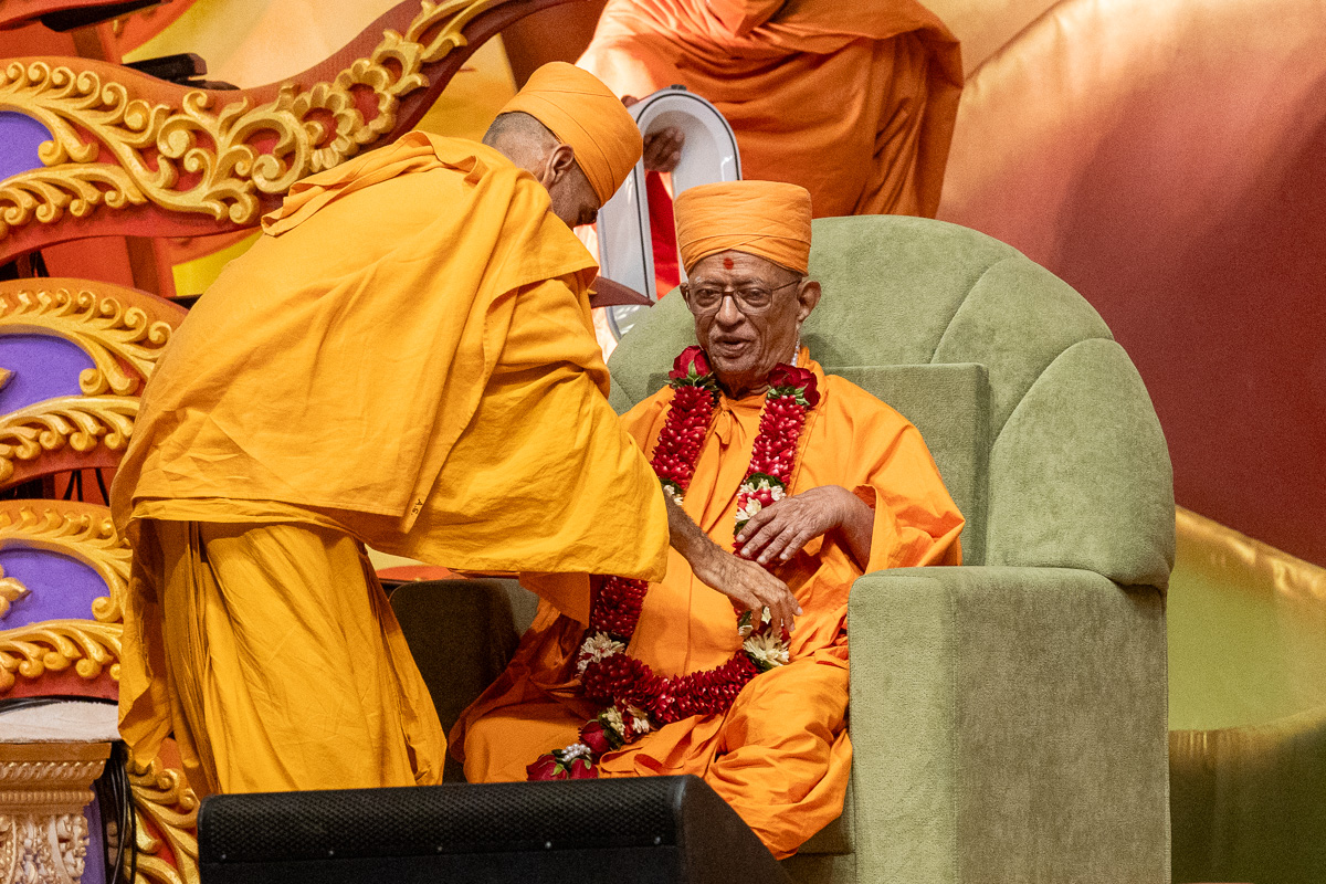 Anandswarup Swami honors Pujya Swayamprakash Swami (Doctor Swami) with a garland