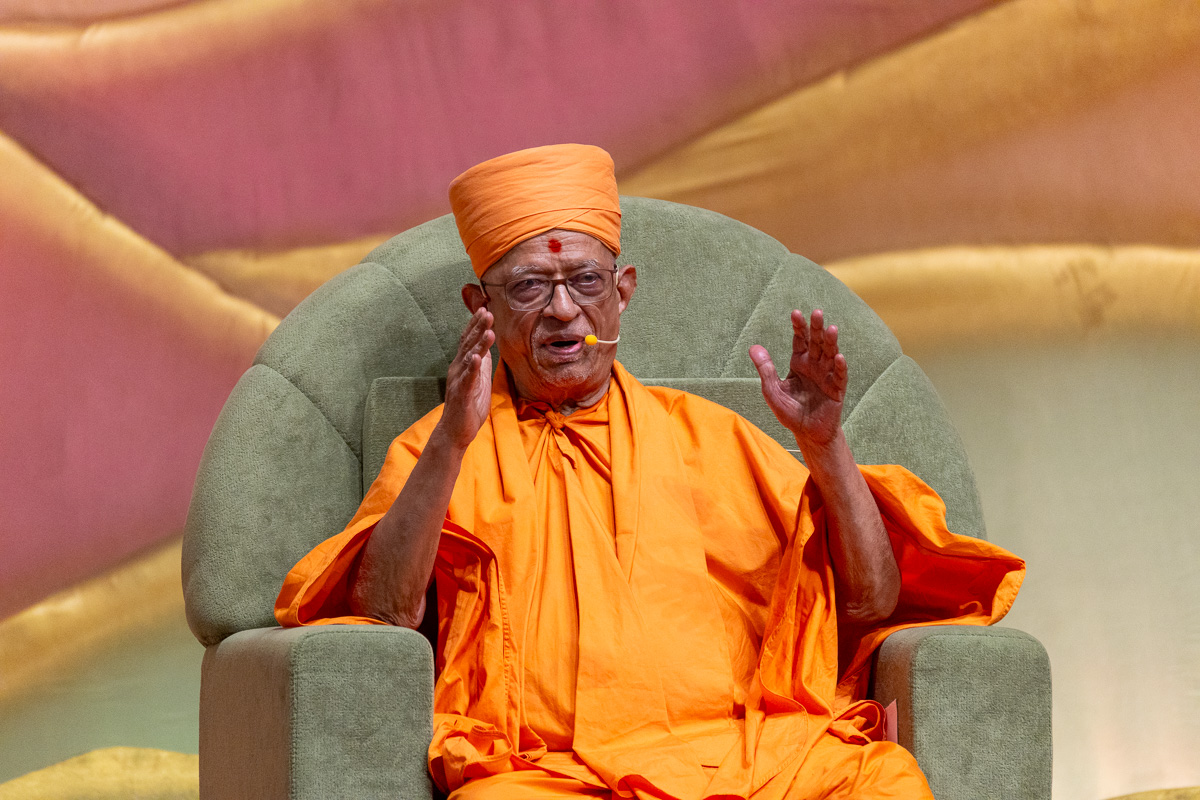 Pujya Doctor Swami addresses the assembly