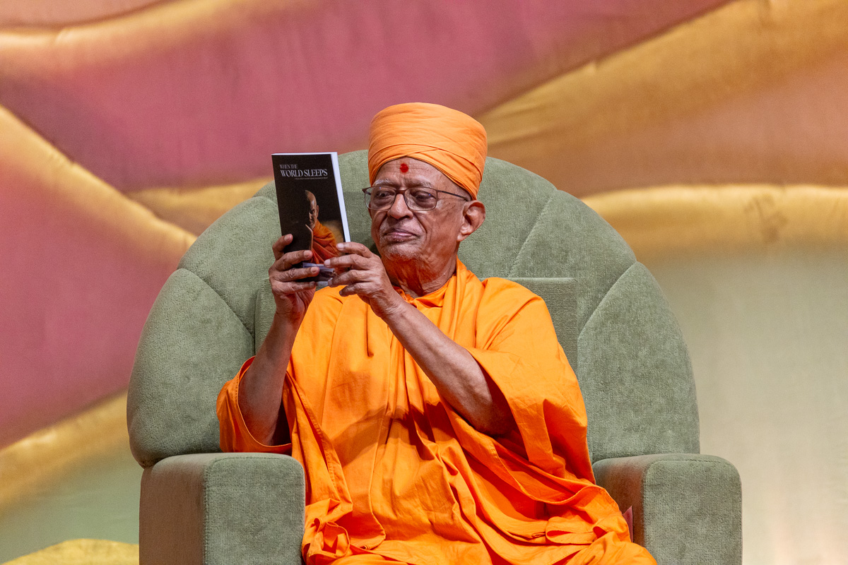 Pujya Doctor Swami inaugurates an English print publication, 'When the World Sleeps'