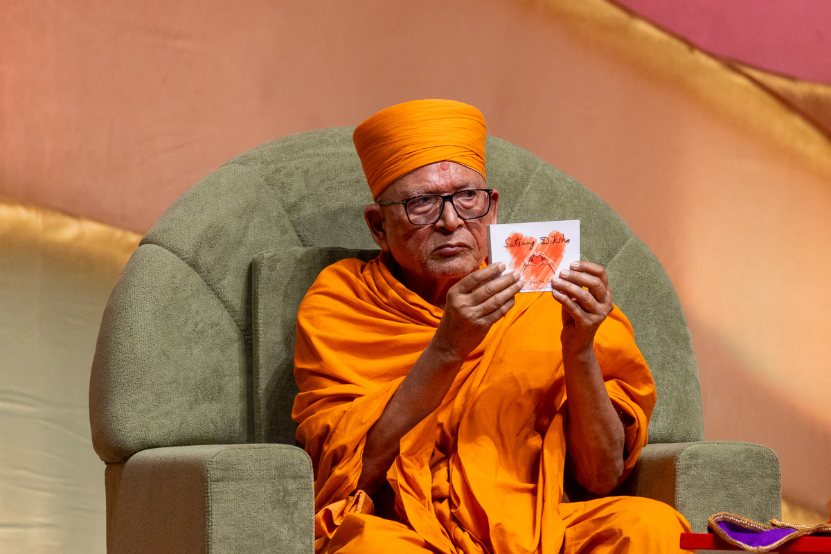 Pujya Bhaktipriya Swami (Kothari Swami) inaugurates an English print publication, 'Insights to Satsang Diksha'