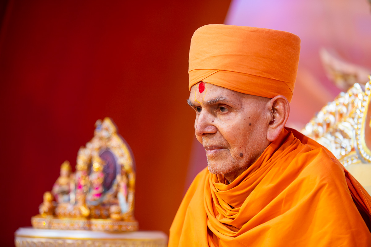 Swamishri watches the performance
