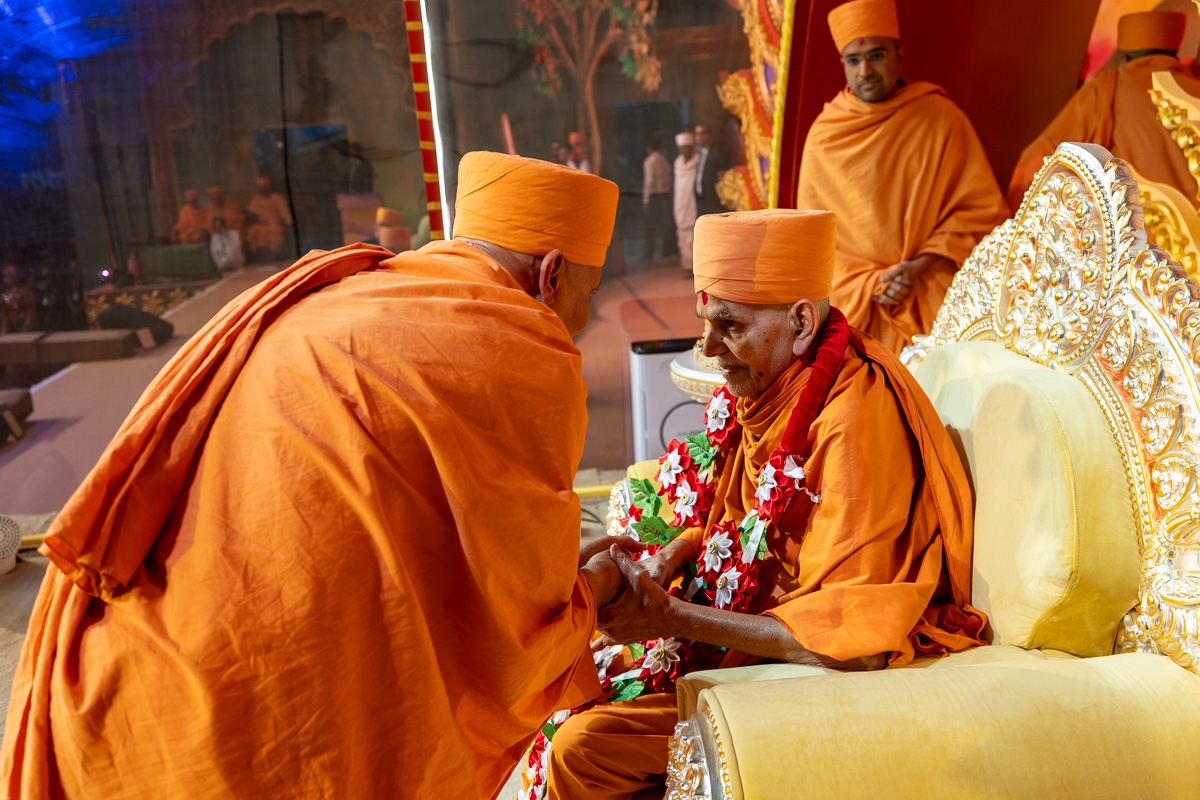 Pujya Viveksagar Swami honors Swamishri with a garland