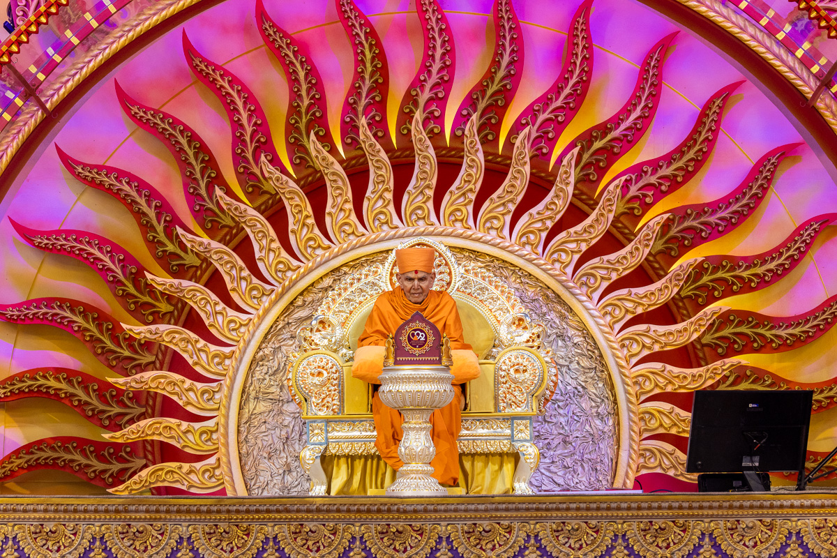 Swamishri offers mantra-pushpanjali