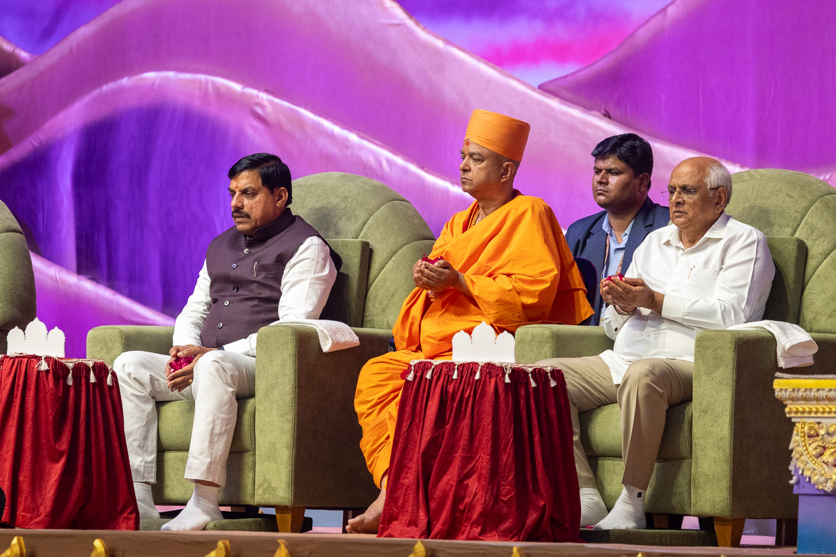 Shri Bhupendrabhai Patel, Shri Mohan Yadav offer mantra-pushpanjali