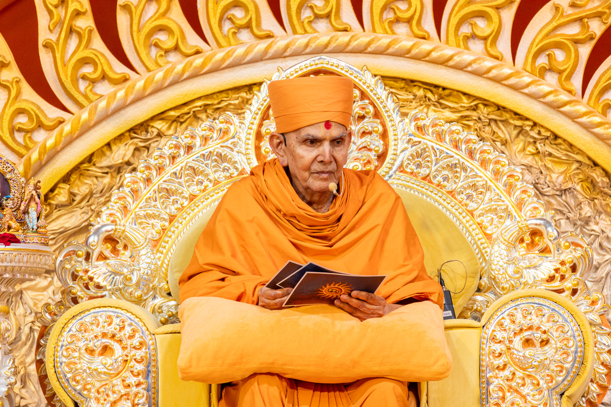 Swamishri blesses the assembly