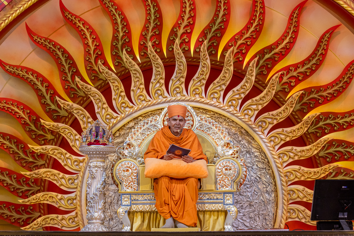 Swamishri blesses the assembly