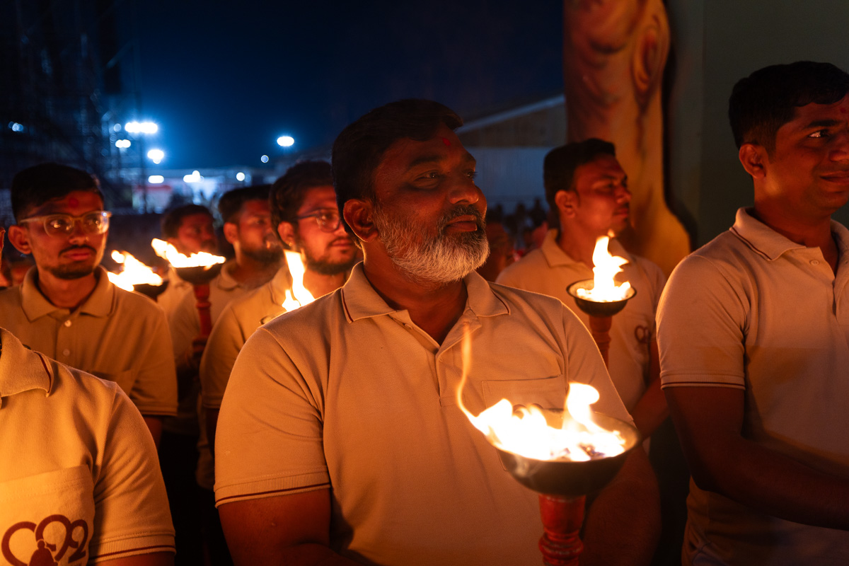 Yuvaks and devotees hold mashals