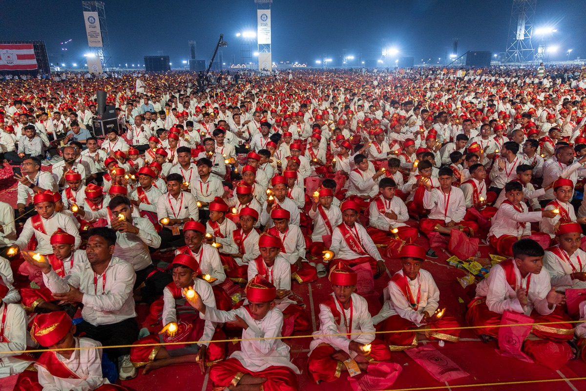Balaks and karyakars perform the arti