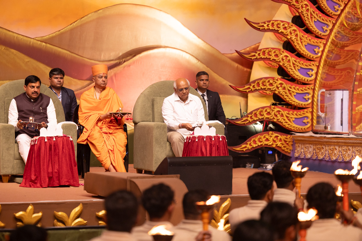 Shri Bhupendrabhai Patel and Shri Mohan Yadav perform the arti