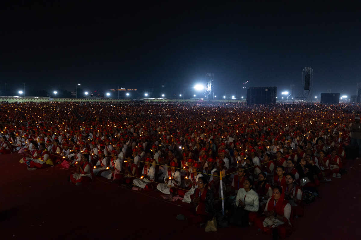 Balikas and karyakars perform the arti