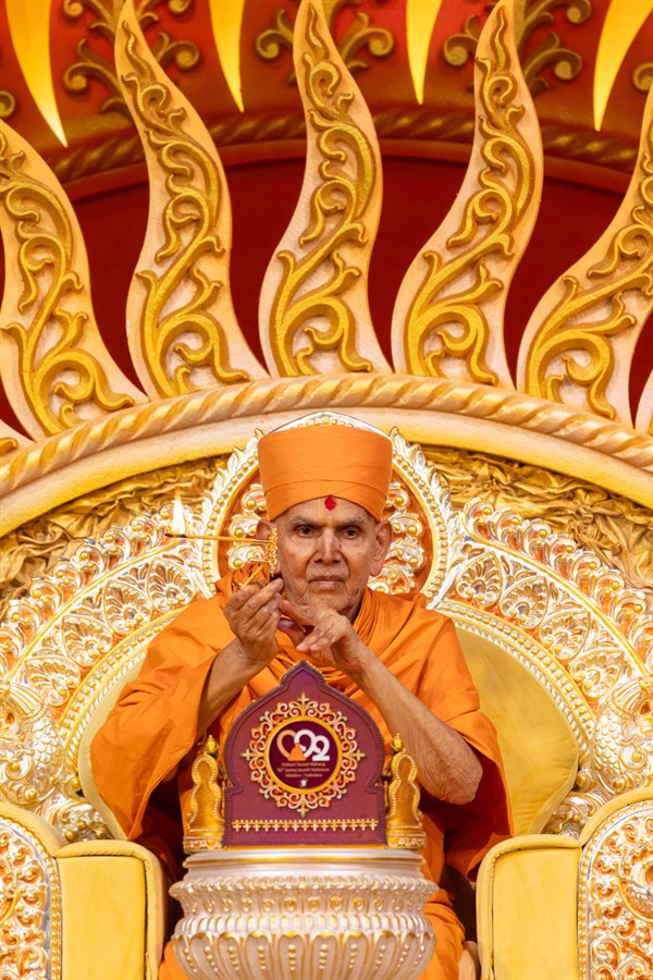 Swamishri performs the arti