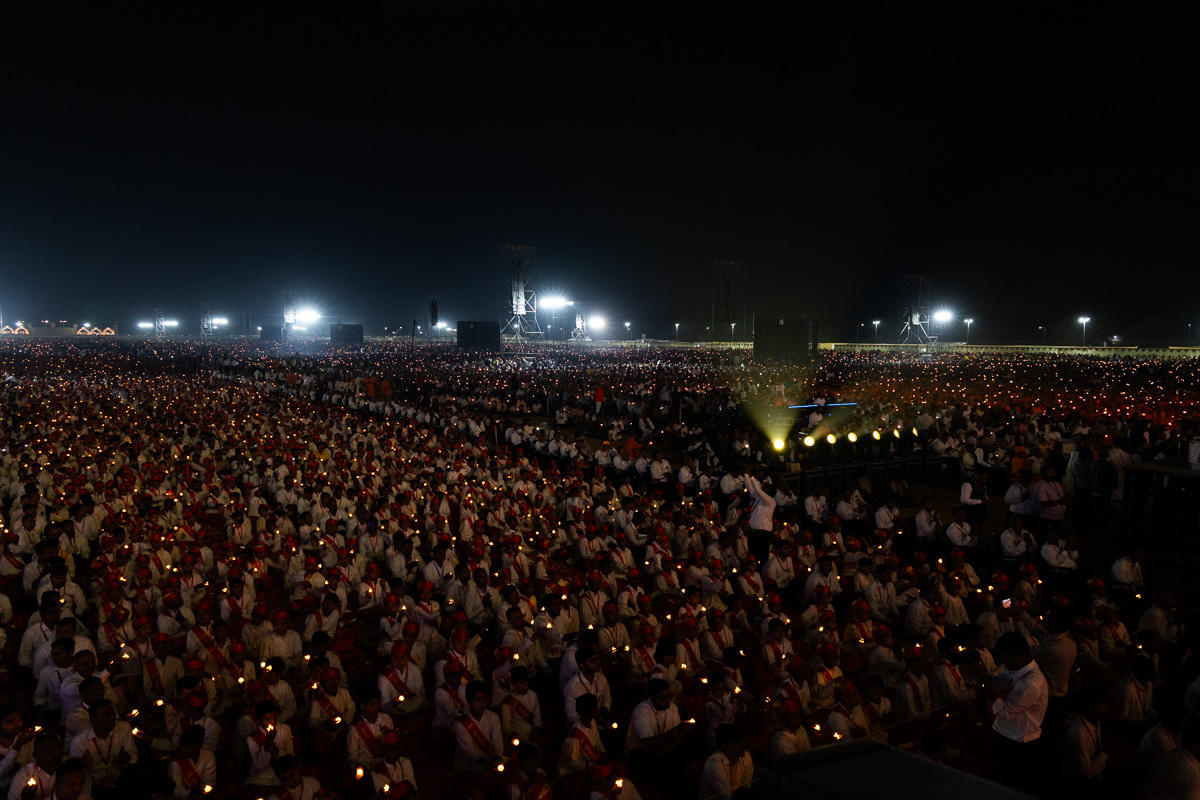 Balaks and karyakars perform the arti