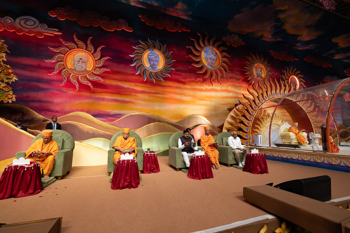 Shri Bhupendrabhai Patel, Shri Mohan Yadav and senior swamis perform the arti