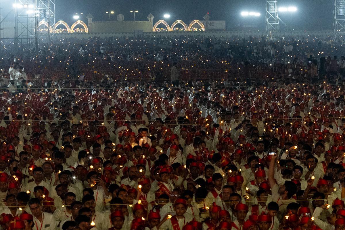 Balaks and karyakars perform the arti