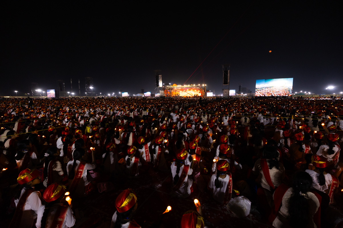 Balaks and karyakars perform the arti