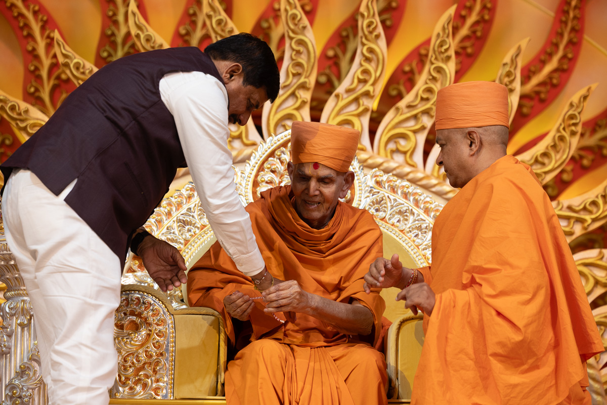 Swamishri ties a nadachhadi to Shri Mohan Yadav
