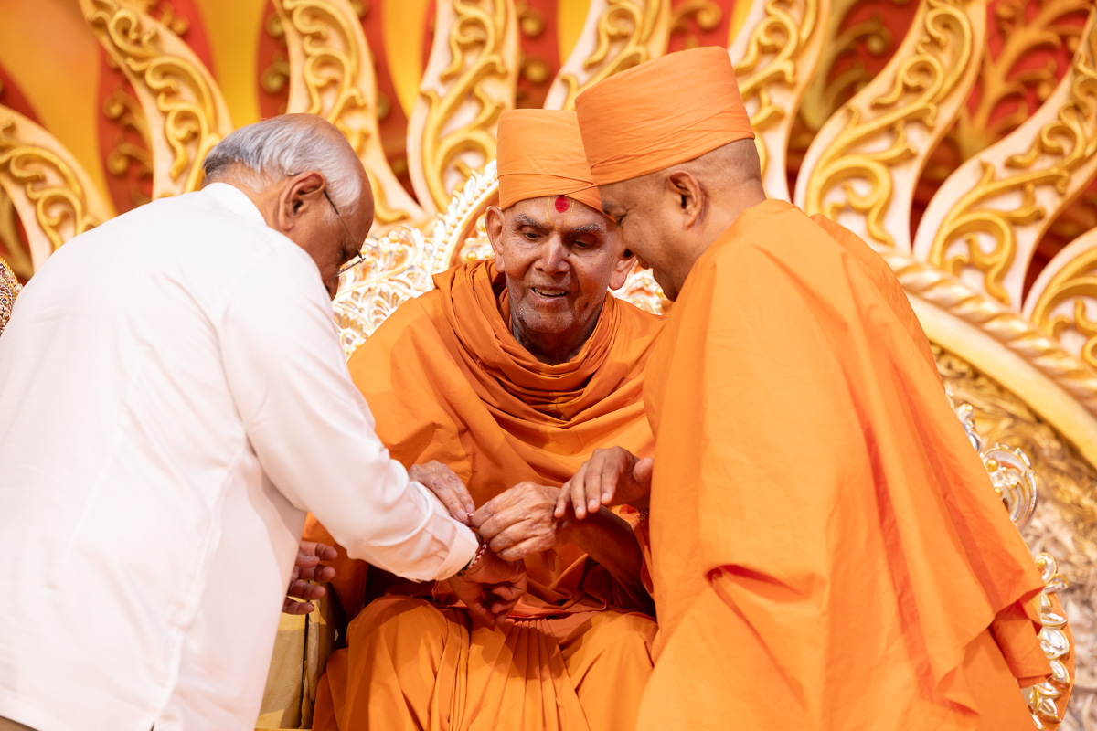 Swamishri ties a nadachhadi to Shri Bhupendrabhai Patel