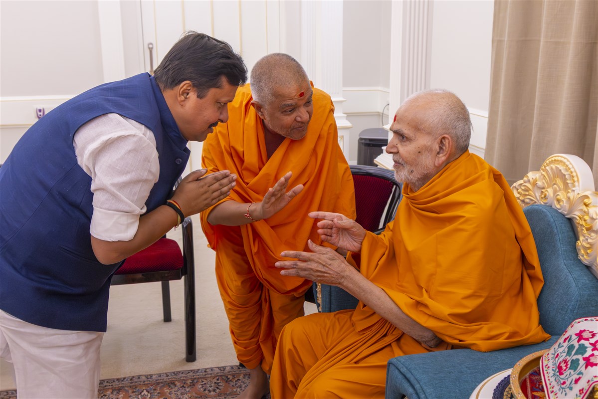 Shri Nitin Nabin Meets Mahant Swami Maharaj