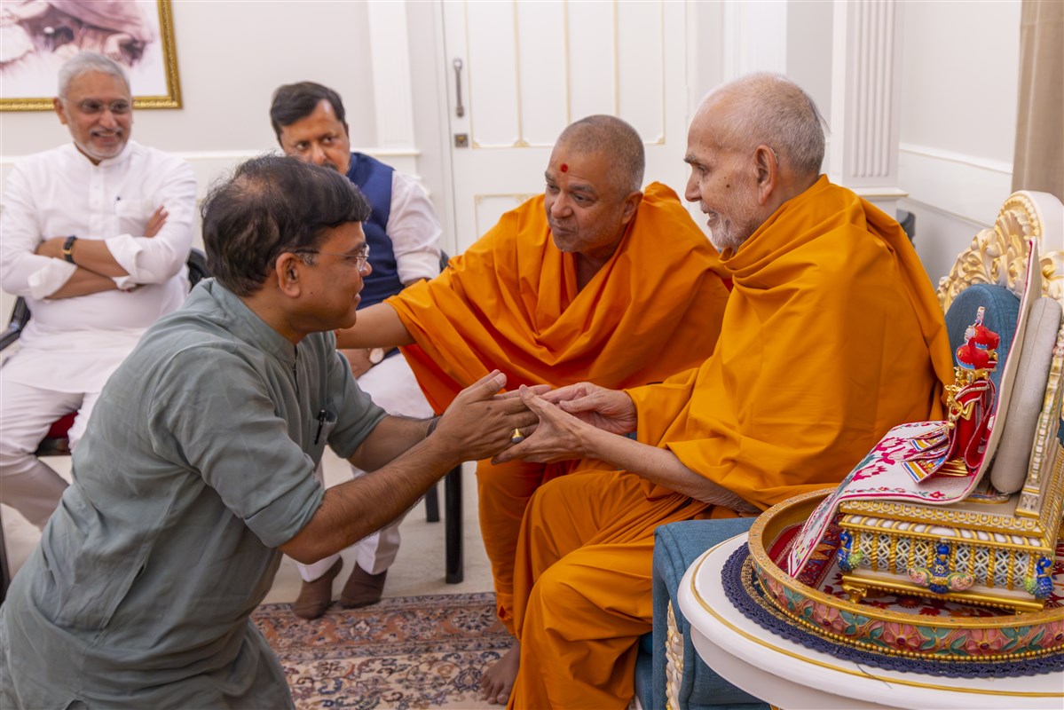 Shri Ratnakarji meets Mahant Swami Maharaj