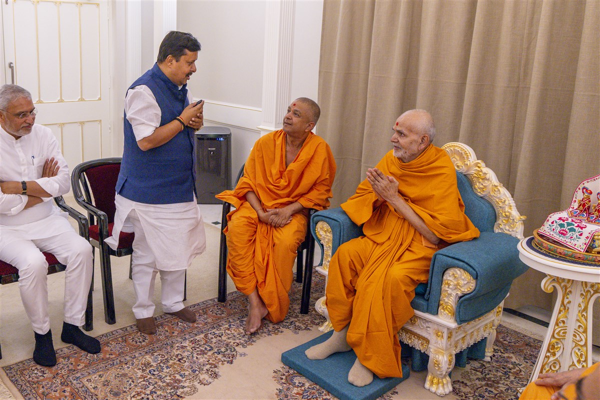 Shri Nitin Nabin in conversation with Mahant Swami Maharaj