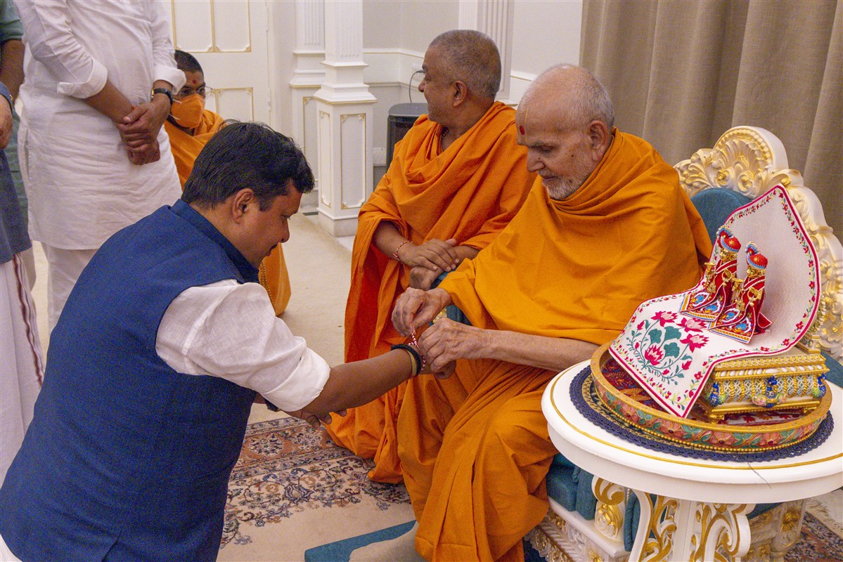 Swamishri ties a nadachhadi to Shri Nitin Nabin