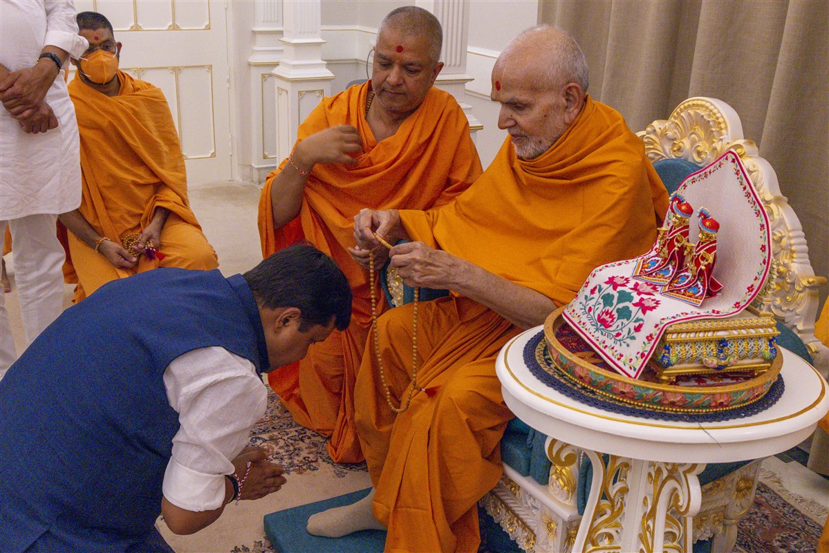 Swamishri blesses with a mala to Shri Nitin Nabin