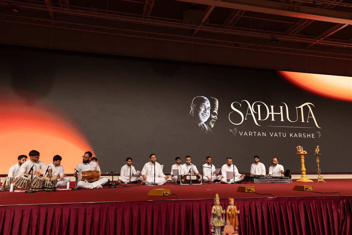 The kirtan team began the shibir by singing dhun and prarthana