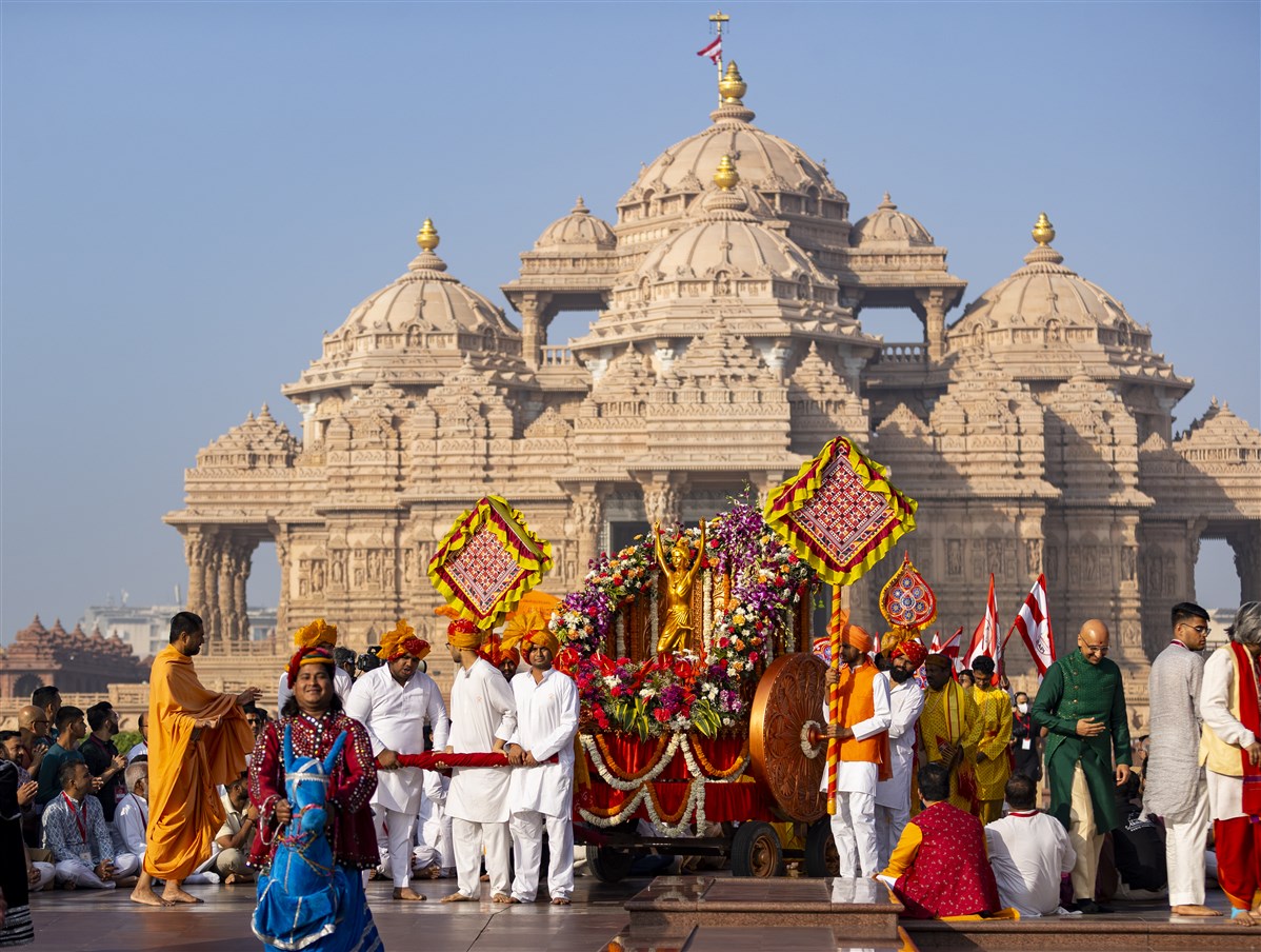 Tapomurti Shri Nilkanth Varni in a rath