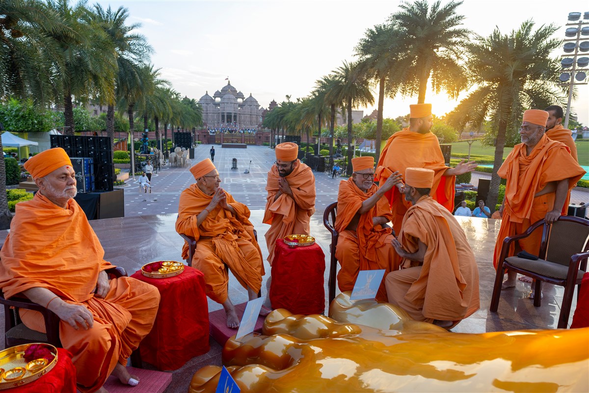 Pujya Kothari Swami applies a chandlo to Manovijay Swami