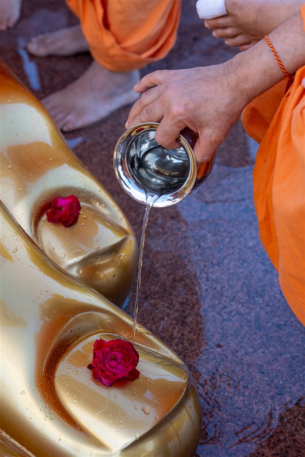 Senior swamis perform abhishek on the holy feet of Tapomurti Shri Nilkanth Varni