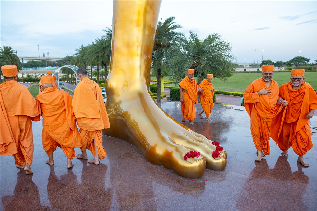 Senior swamis and swamis perform pradakshina of Tapomurti Shri Nilkanth Varni
